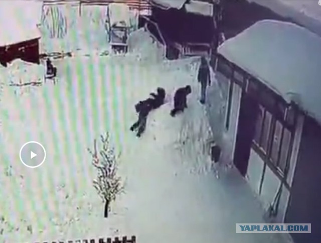 Взрослый мужик решил поквитаться с пятилеткой и дважды швырнул его об лёд. У мальчика  сотрясение мозга и смещение позвонков