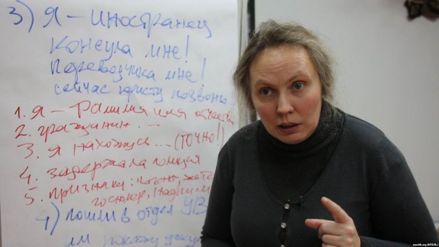 В Шереметьево задержали защитницу мигрантов Чупик.