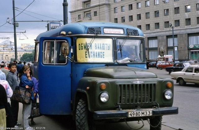 1993 год России в фотографиях: генерал Руцкой, бомбилы и новые русские
