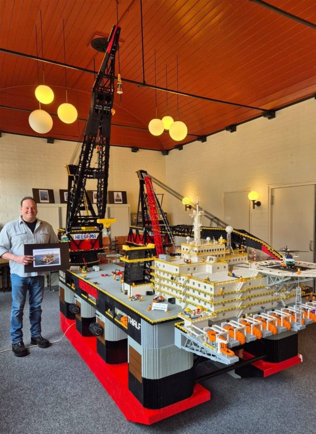 Голландец собрал из LEGO копию самого мощного плавучего крана в мире