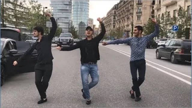В Петербурге блогеров задержали за лезгинку на трассе и отправили в военкомат