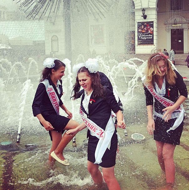 Школьницы на последнем звонке 2013