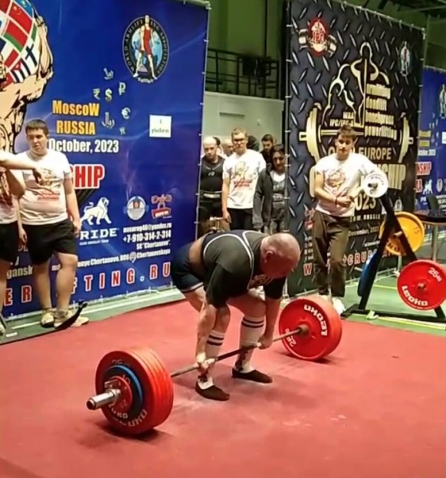 Ирина и штанга в 210 килограмм.