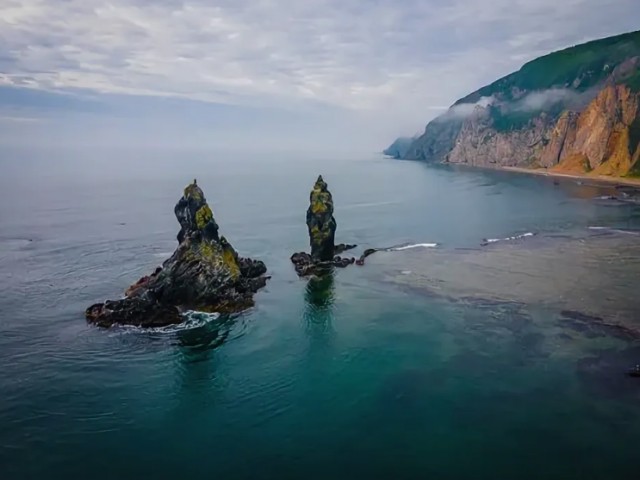 Стая косаток окружила приморских рыбаков в Японском море