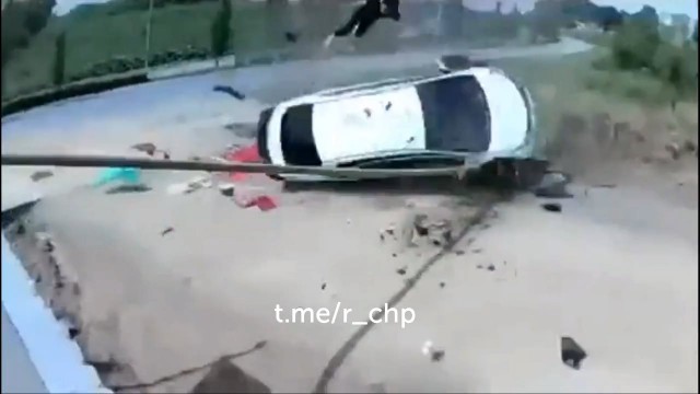 - А что случилось? - Не знаю, сама только подошла...