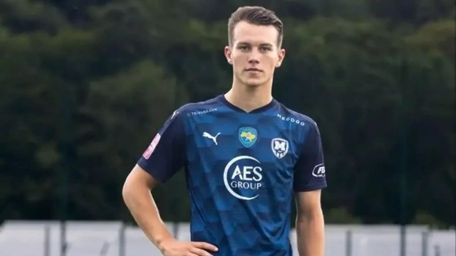 Нападающий самовольно покинул страну