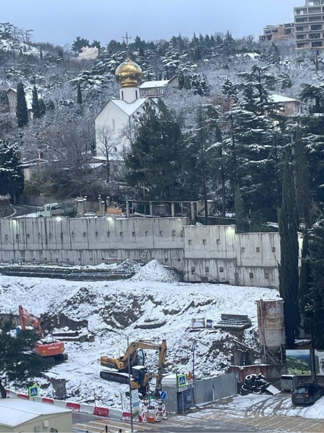 В Ялте при строительстве рядом с церковью Николая Чудотворца появились трещины в стенах