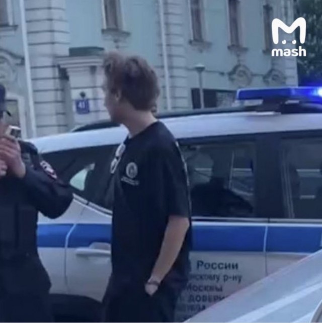 Автомобиль врезался в остановку и сбил людей на Проспекте Мира