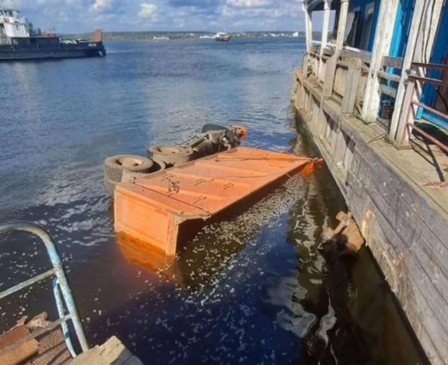 КАМАЗ на полной скорости пробил ограждение пристани и вылетел в реку