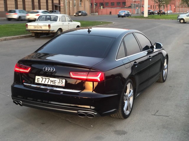 Аudi A6 снесла 2 автомобиля, погибли 4 человека