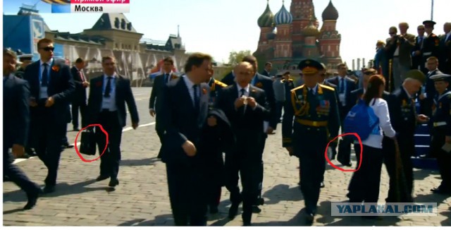 Что у них в руках?
