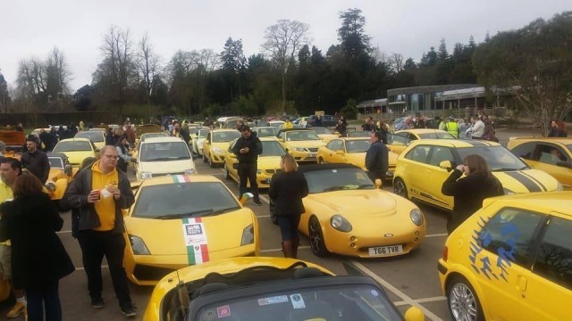 В Британии сотни жёлтых авто наводнили деревню в поддержку обиженного пенсионера