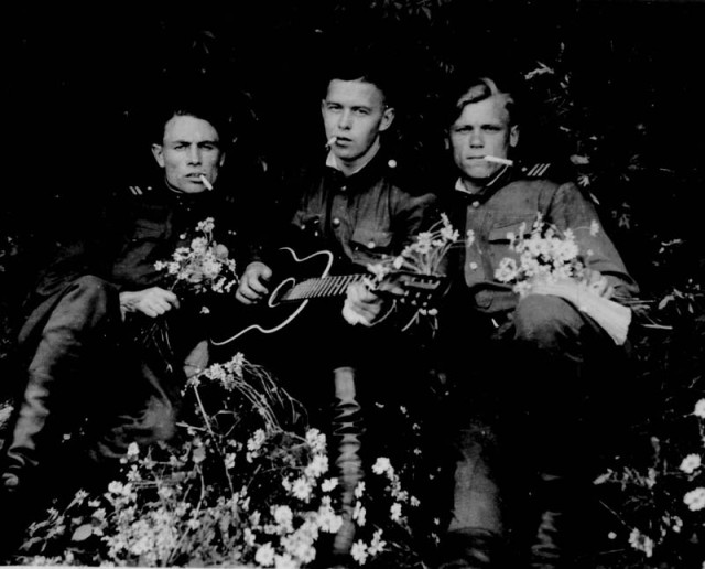 Фотографии простого солдата снятый на  камеру "Лейка".