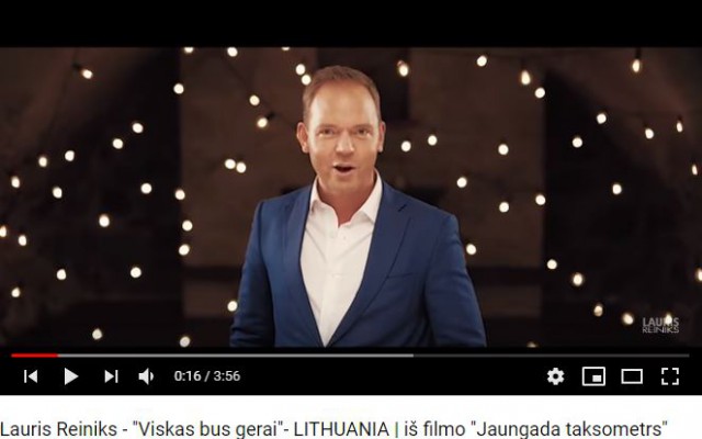 Латвийский певец возмутился из-за русского языка в самолете
