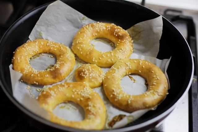 Творожно-сырные колечки с кунжутом