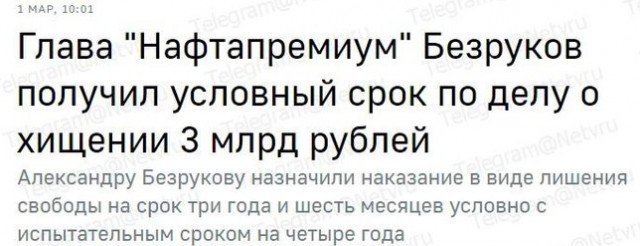 В Киеве какие-то парни докопались до мужика, у которого на футболке был изображён герб России, и заставили его её снять.