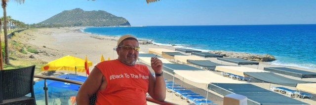 На пляжах Анапы закончились не только лежачие, но и сидячие места. Загорать там можно только стоя