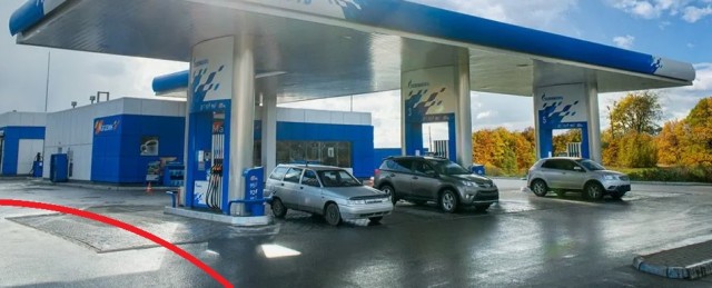 На зaправке в Абaкане мужчина закрыл собой легковушку, чтобы ее не повредила фура