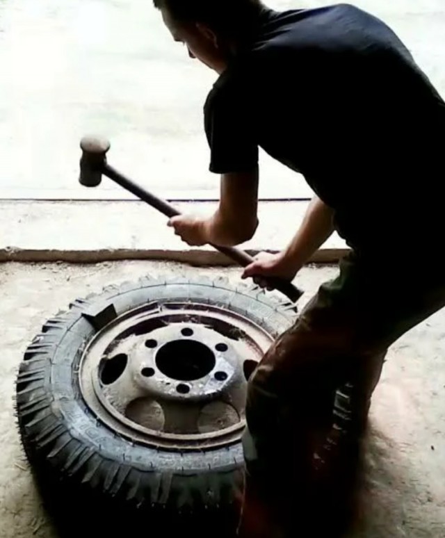 Девушка самостоятельно заменила покрышку грузовика