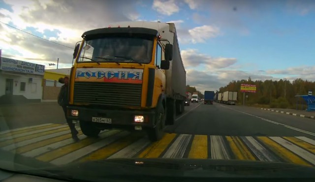 Пешеход смотри по сторонам! Там МАЗ летит!