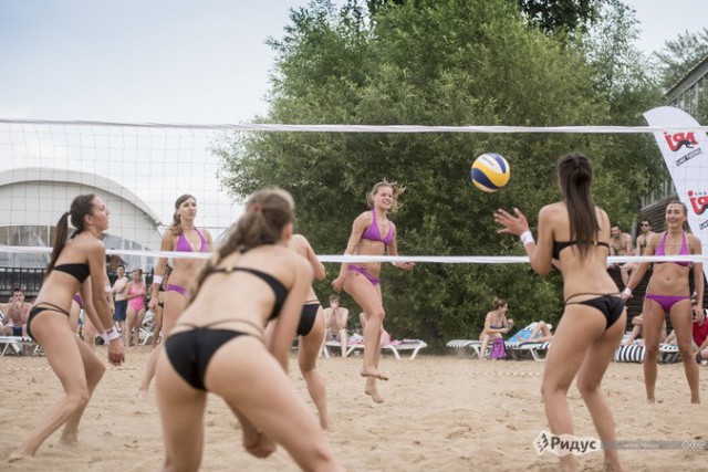 Полуголые девицы пошалили с мячиком на пляже