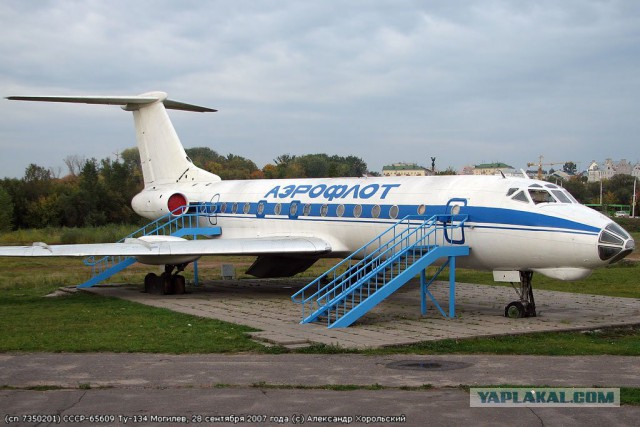 Самолет во дворе
