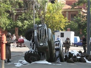Грузовик провалился в трехметровую яму