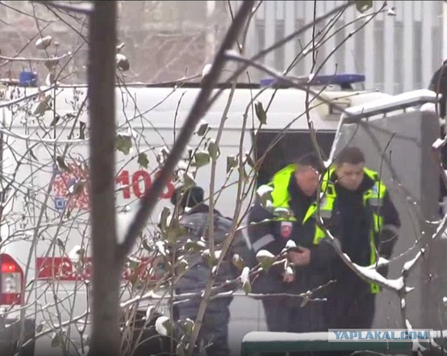 В Жулебино старшеклассник пришел в школу с ножом. Сначала угрожал учителям, сейчас угрожает убить себя