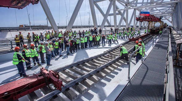 Строители завершили укладку рельсов на Крымском мосту