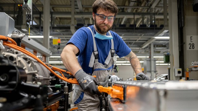 ФРГ останавливает или сокращает производство из-за цен на газ