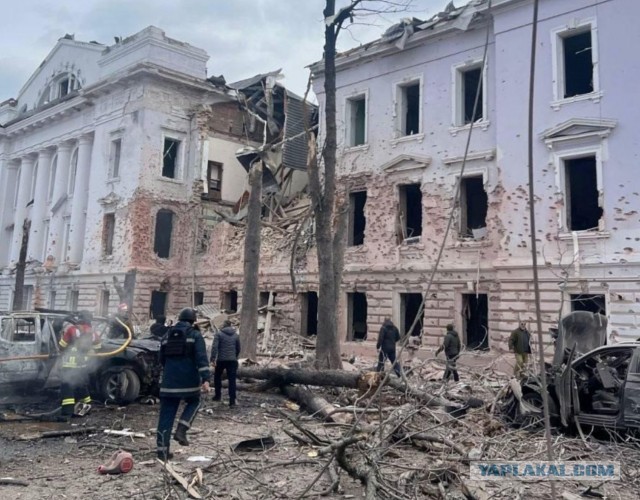 Кадры с попавшими под массированный удар дронов домами в Курске