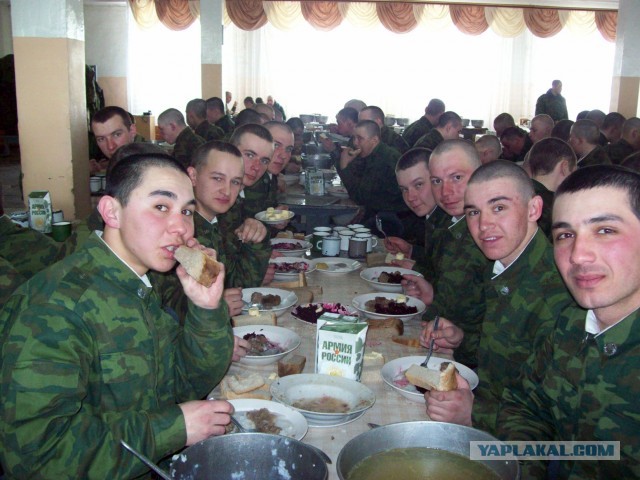 «Шведский стол» в солдатской столовой