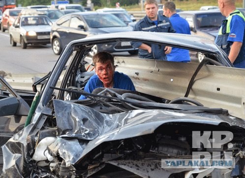 В Подмосковье "Ладу" пронзил отбойник ( жесть )