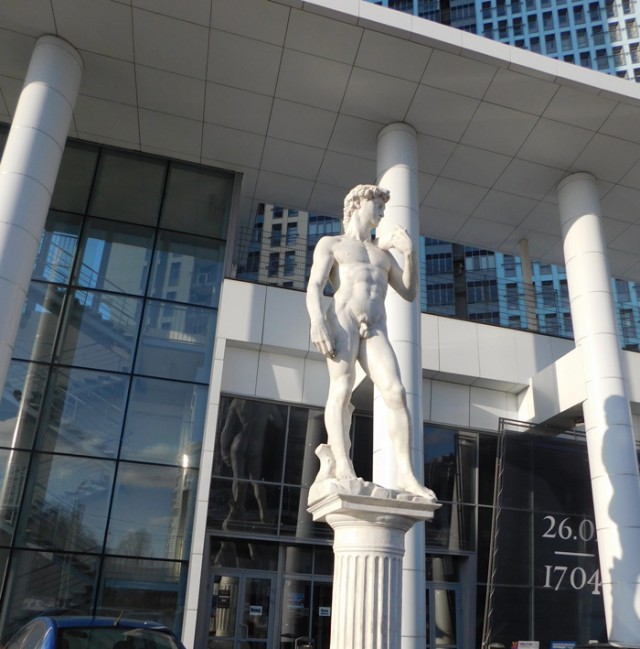 В Петербурге обнажённую статую Давида прикрыли кепочкой