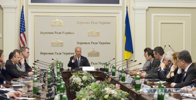 Число россиян, считающих США и Украину врагами, резко сократилось