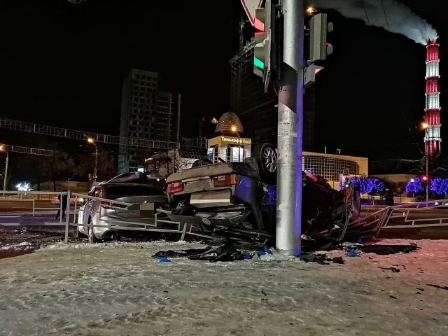 Сегодня ночью в Уфе погибли водители "Мазды 6" и "ВАЗ-21099".