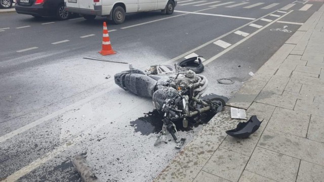 На Трубной площади в Москве мотоциклист на большой скорости влетел в BMW, после чего его отбросило в пешехода