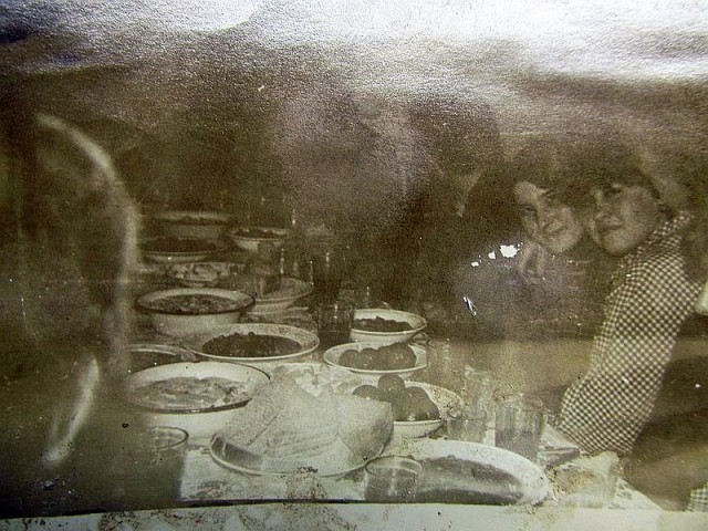 В соцсетях запостили фото новогоднего застолья 1974 года
