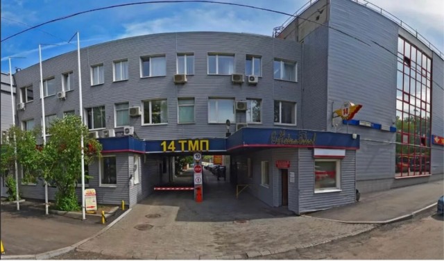 После небольшого "тюнинга" закопченный и прокуренный московский подъезд стал арт-объектом