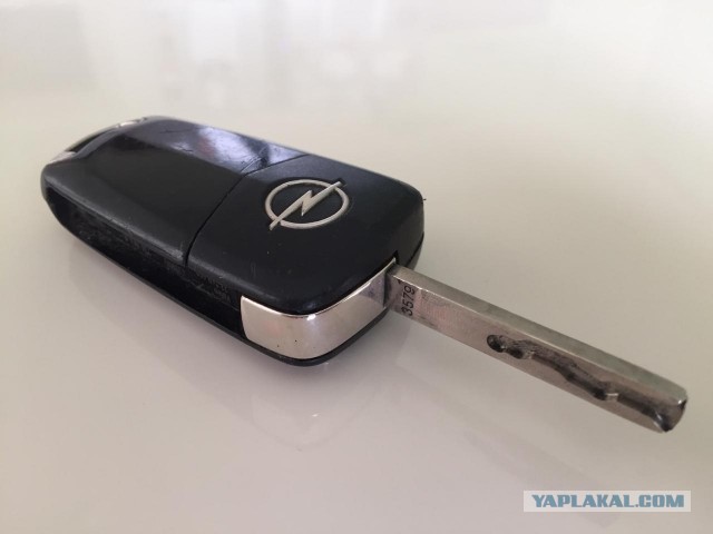 Ключ Opel с внутренностями