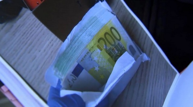 В Германии мужчина купил на eBay кухонные шкафы и нашел в них 150 тысяч евро