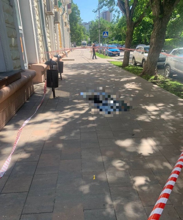 Трагедия на севере Москвы. Из окна квартиры 8 этажа выпала двухлетняя девочка на 2-й Песчаной улице.