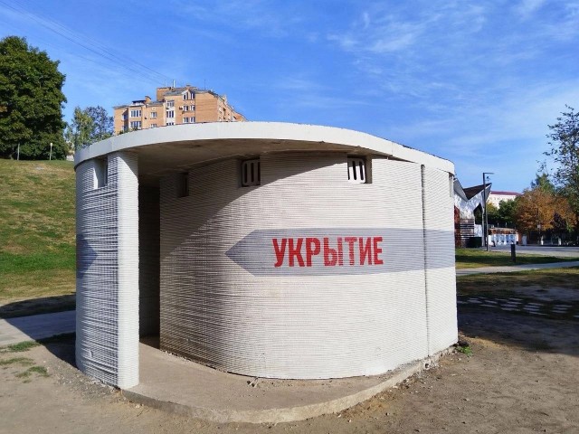 В Орле построеные за большие деньги "укрытия" используют как ночлежки и туалеты.