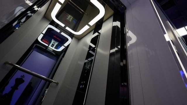 В Москве представили современную лифтовую кабину совместной разработки КМЗ и «Москвича»