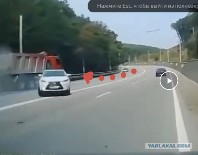 Колёса взорвались у грузовика на алуштинской трассе в воскресенье.