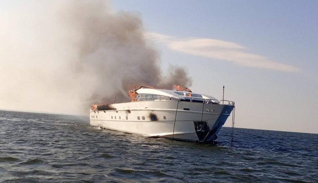 На Волге сгорела 20-тиметровая "Мечта" за $1.000.000