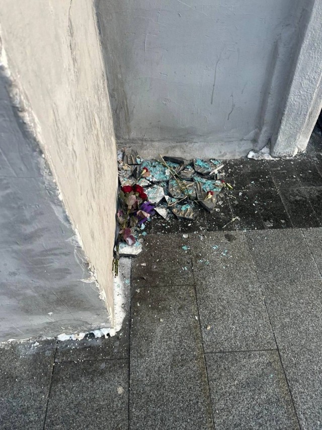 В Москве неизвестные разбили мемориальную доску на доме, возле которого была убита Политковская