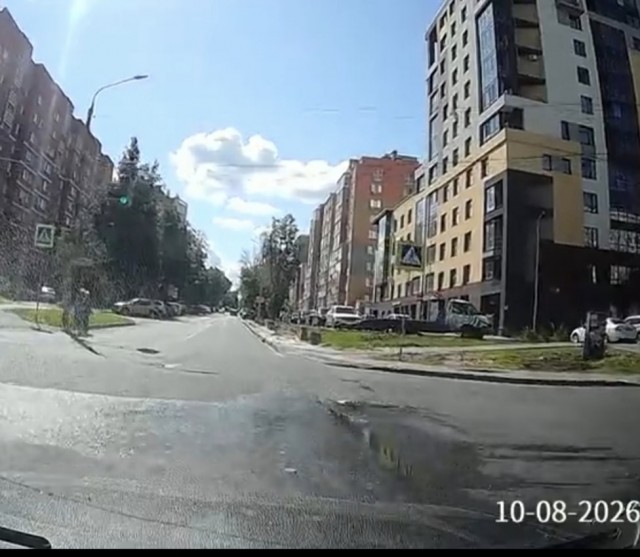 Бабушки старенькие, им всё равно.