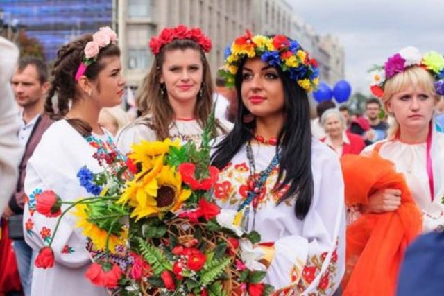 Как правильно говорить: «в Украину» или «на Украину»?