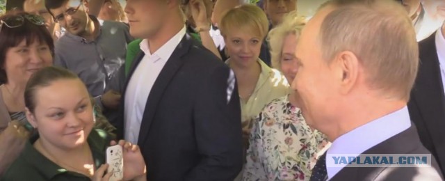 Прохожая поцеловала Путина на Арбате